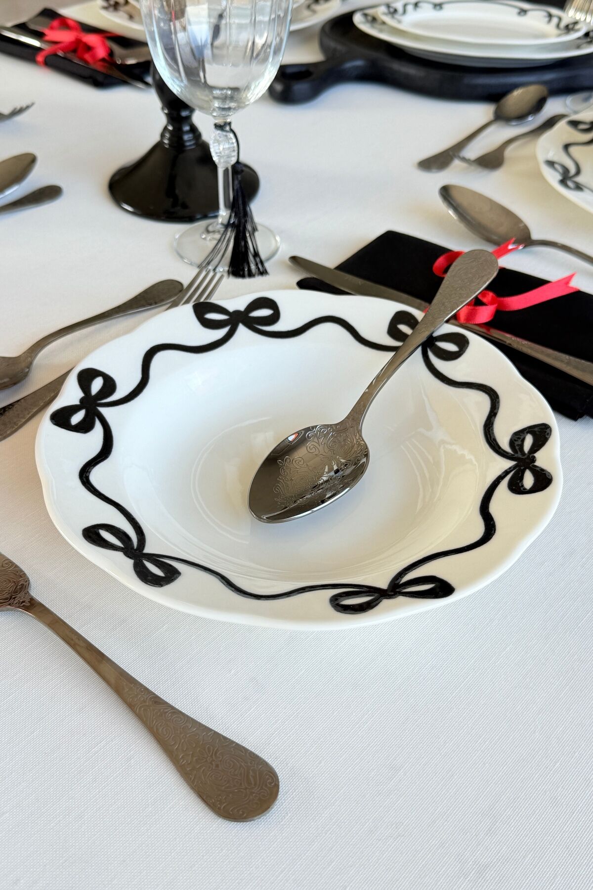 Fiyonk 4 Adet Kırık Beyaz Premium Porselen 23 Cm Çukur Tabak Takımı Siyah Kurdele Desen Yemek Tabağı
