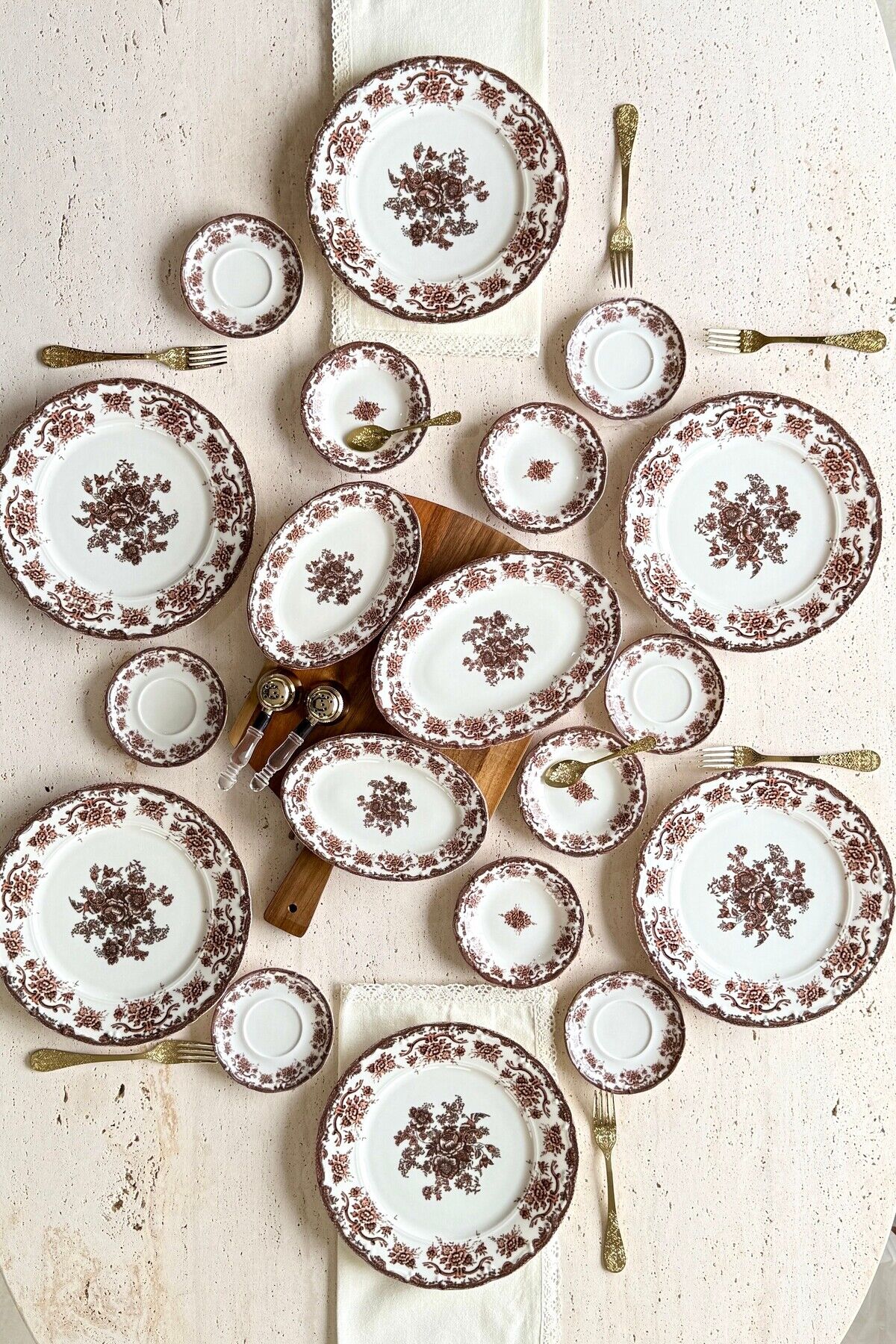 Antique rose 19 Parça 6 Kişilik Porselen Kahvaltı Takımı bordo-kahve çiçek desenli