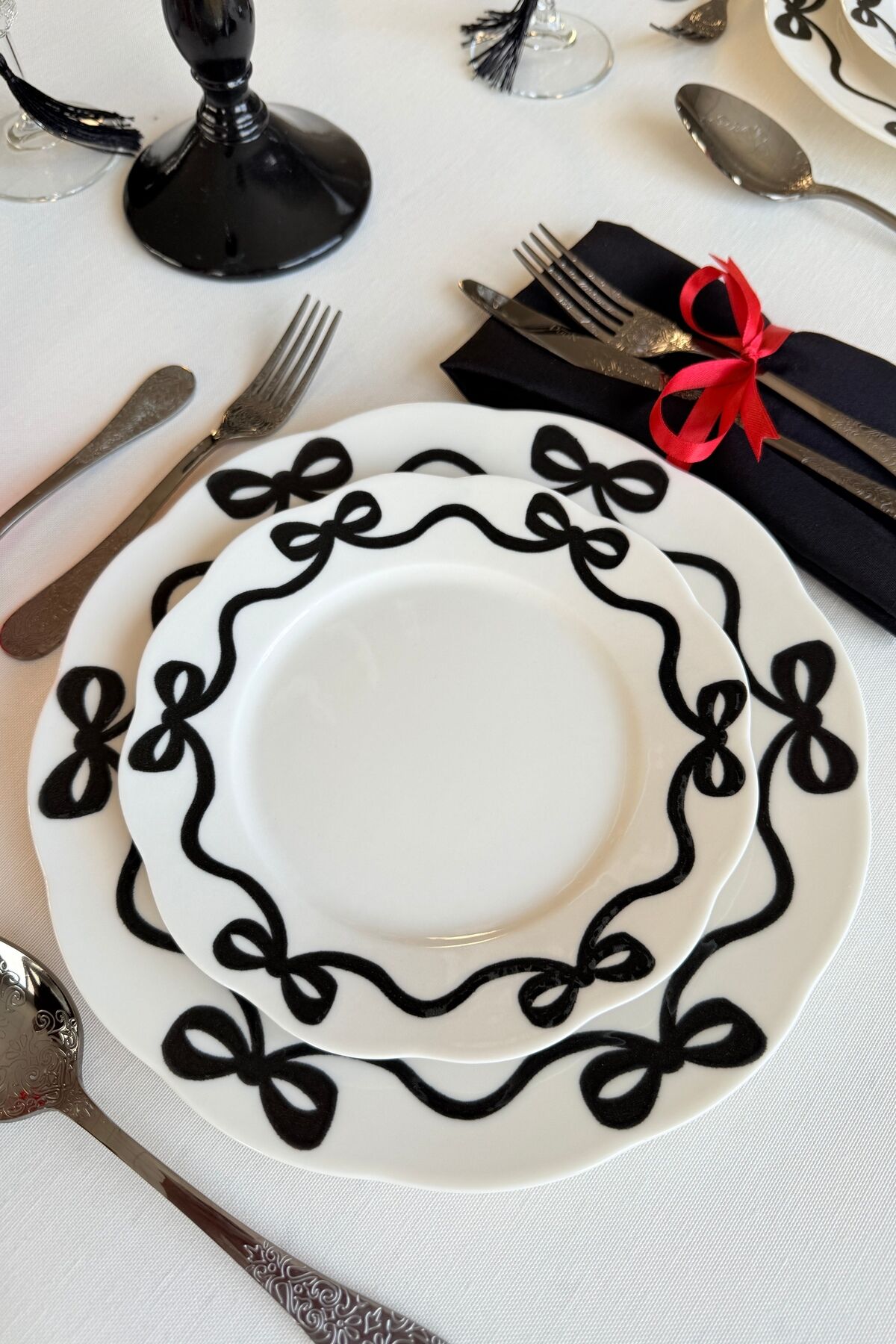 Fiyonk 4 Adet Kırık Beyaz Premium Porselen 21 cm Pasta Tabağı Takımı Siyah Kurdele Desenli Siyah