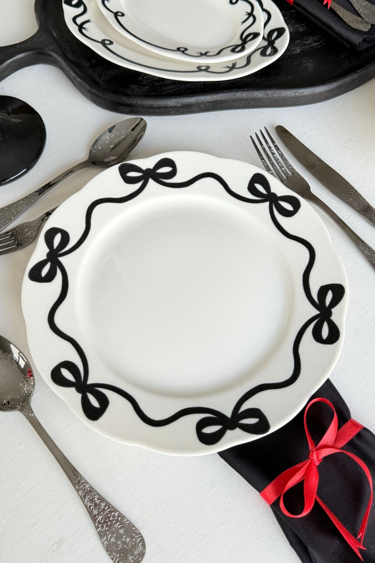 Fiyonk 4 Adet Kırık Beyaz Premium Porselen 27 Cm Servis Tabağı Takımı Siyah Kurdele Desenli Siyah